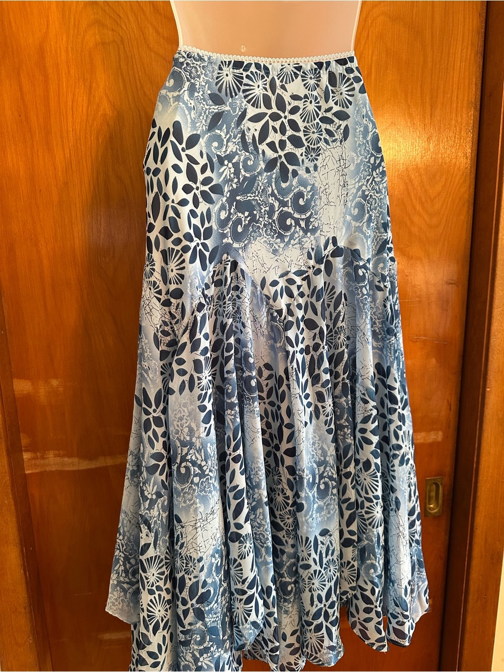 Newsworthy NWT Blue White Georgette Print Flounce Midi Skirt Small